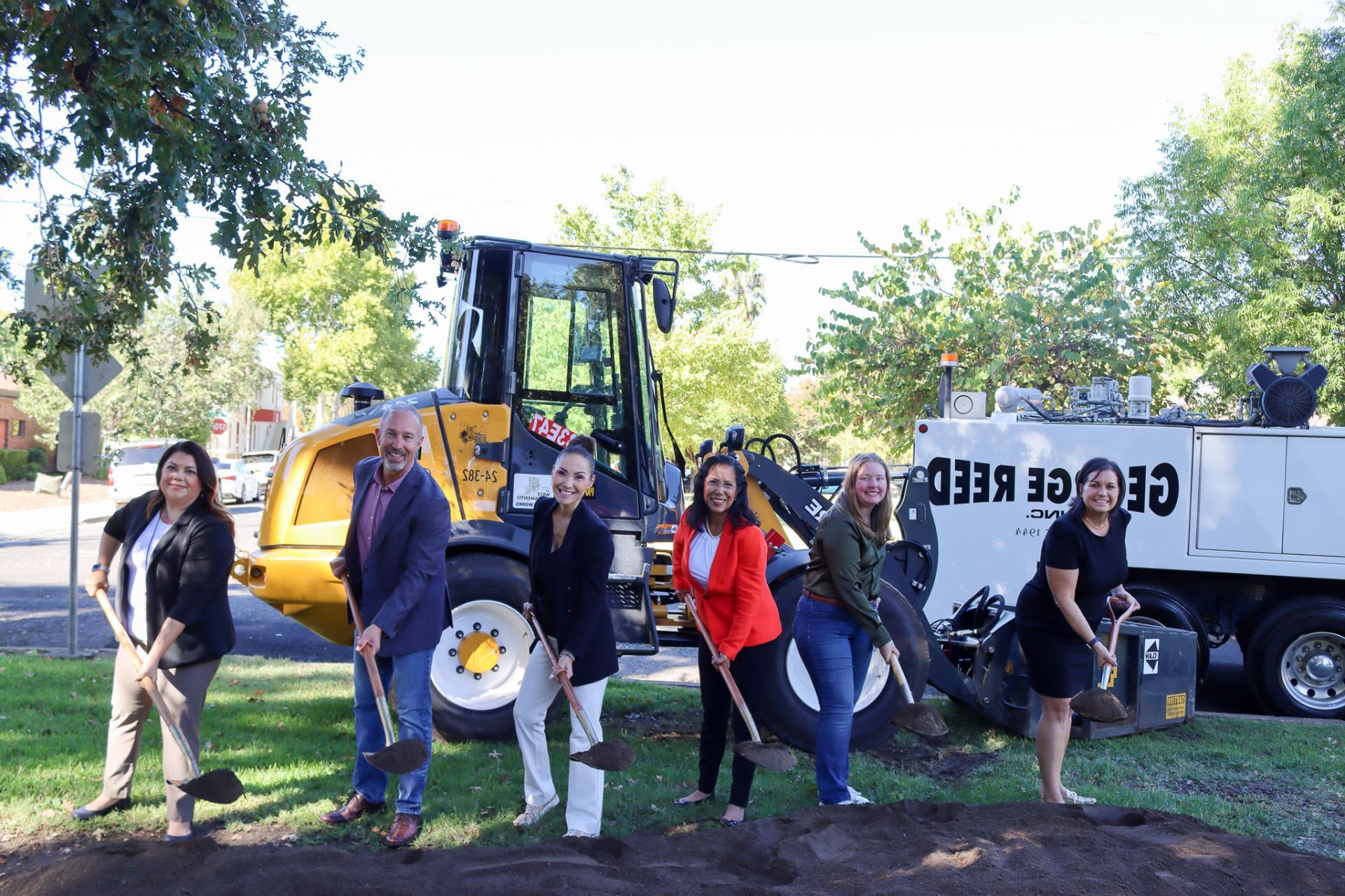 Mayor, Council Members, and City staff shoveling dirt